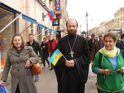 Николай Савченко (в центре). Фото: страница священника во "ВКонтакте"